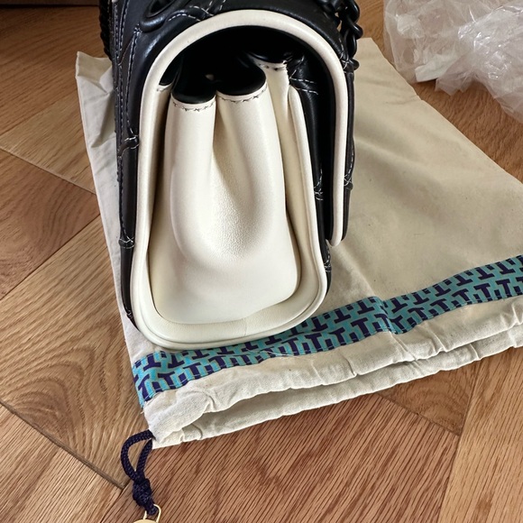 Fleming Soft Spectator Quilted  Leather Convertible Shoulder Bag. - Picture 3 of 11